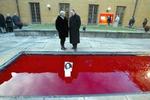 De to kunstnere bag værket, Gunilla Skoeld Feiler og Dror Feiler, er rystede over ambassadørens opførsel. - Foto: AP 
