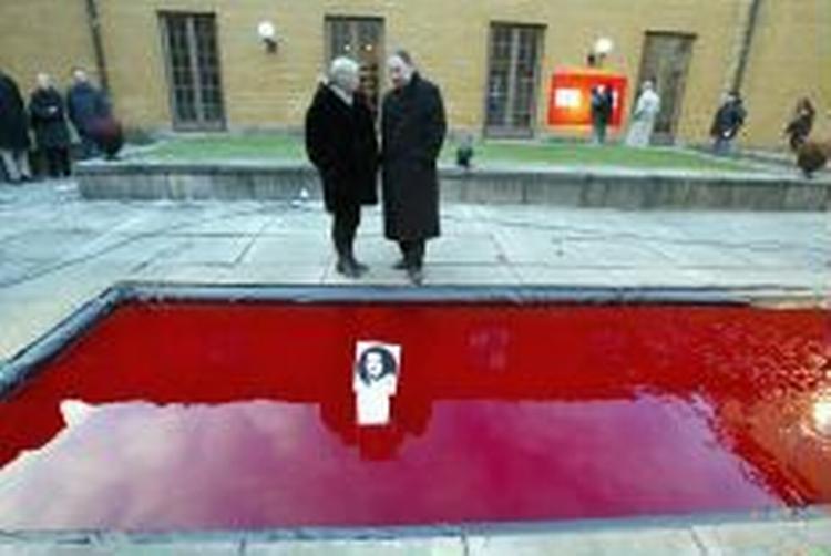De to kunstnere bag værket, Gunilla Skoeld Feiler og Dror Feiler, er rystede over ambassadørens opførsel. - Foto: AP 
