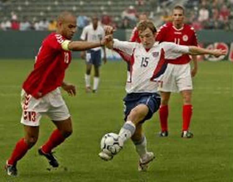 Thomas Røll (rød) scorede det danske mål på straffespark. - Foto: AP 