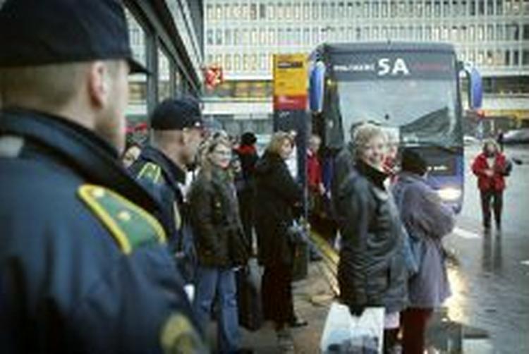Politikens gratis busser fik kun lov at køre et par timer, før politiet stoppede aktionen. - Foto: Morten Langkilde 