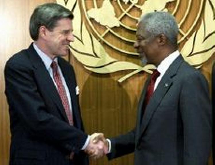 USAs øverste civile leder Paul Bremer og FNs generalsekretær Kofi Annan mødtes mandag i New York. - Foto: AP 
