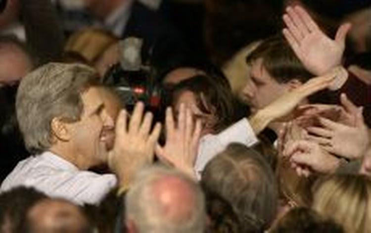 John Kerry lod sig hylde efter sejren. - Foto: AP 