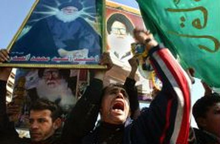 Shiamuslimer med portræt af deres religiøse leder al-Sadr. - Foto: AP 