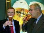 Carlsbergs Nils Andersen sammen med det tyske bryggeris Andreas Rost nyder en øl sammen. - Foto: AP 