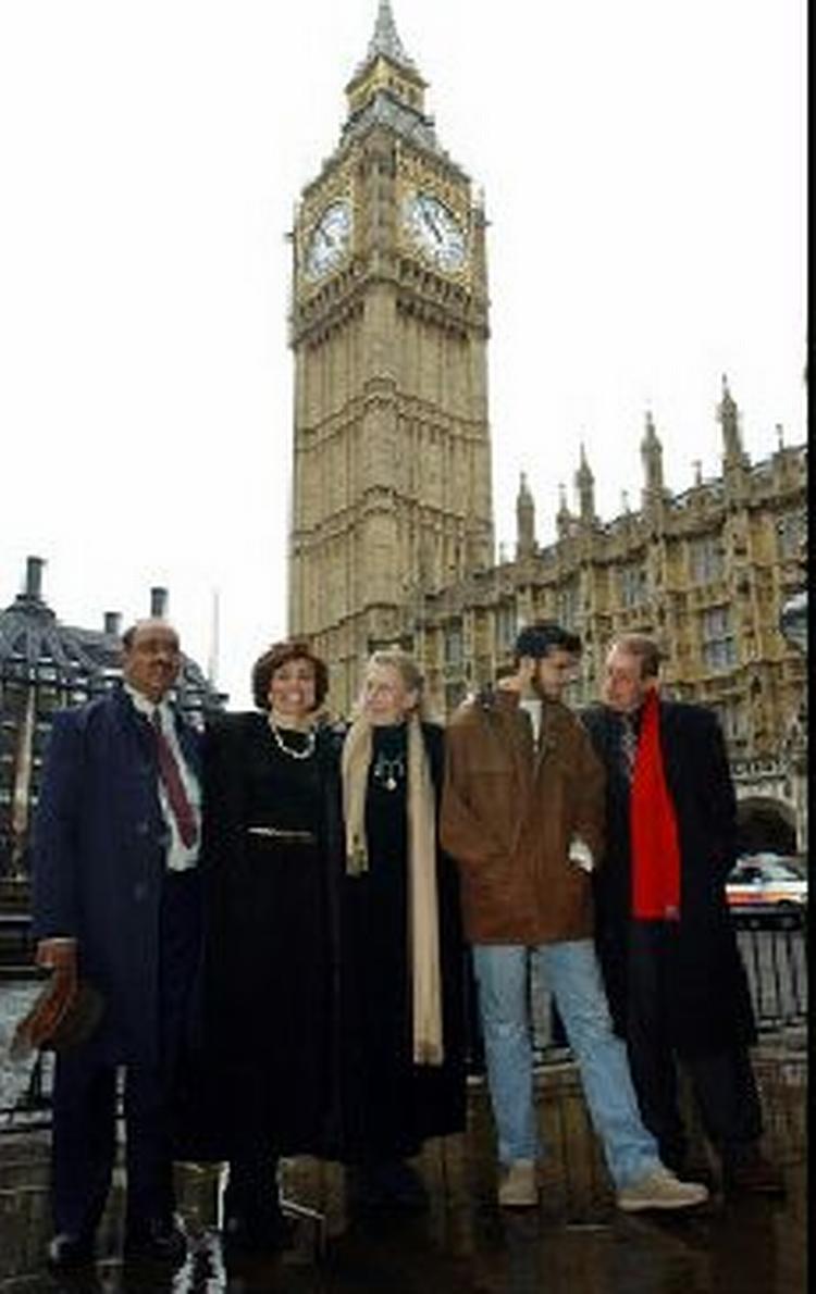 Gruppen med skuespilleren Vanessa Redgrave i midten. - Foto: AP 