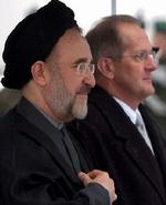 »Jeg har til hensigt at fortsætte mit hverv og min pligt over for folket«, siger Mohammad Khatami. - Foto: AP 