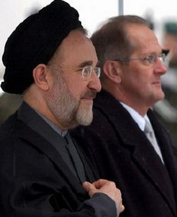 »Jeg har til hensigt at fortsætte mit hverv og min pligt over for folket«, siger Mohammad Khatami. - Foto: AP 