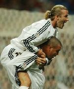 Beckham lykønsker Ronaldo med målet til 2-0. Senere måtte midtbanestjernen forlade kampen efter to gule kort. - Foto: AP 