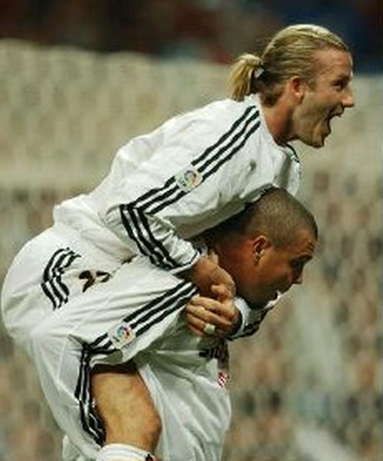 Beckham lykønsker Ronaldo med målet til 2-0. Senere måtte midtbanestjernen forlade kampen efter to gule kort. - Foto: AP 