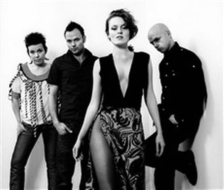 Nyt og gammel. Lovebites er letbenet, sødmefuld pop, der passer til den sommer, vi alle venter på, og alligevel med et stik af vemod, der kommer med alder og erfaring. - PR-foto: Playground Music 