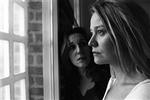 Præsten Anna, spillet af Ann Elenora Jørgensen, tvivler på Gud, men får - måske? - troen tilbage med forbryderen Kates ( Trine Dyrholm) hjælp. - PR-Foto: Nordisk Film. 