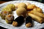 Kinesiske haps. Dim Sum betyder egentlig 'en lille smule af hjertet', og på Pak Ka er der også lagt sjæl i tilberedningen. Nummenumsebidderne serveres med et smil til rimelige priser. - Foto: Jens Dresling 