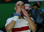 André Agassi uddeler sejrskys efter sin sejr nummer 24 i Australian Open. - Foto: AP 