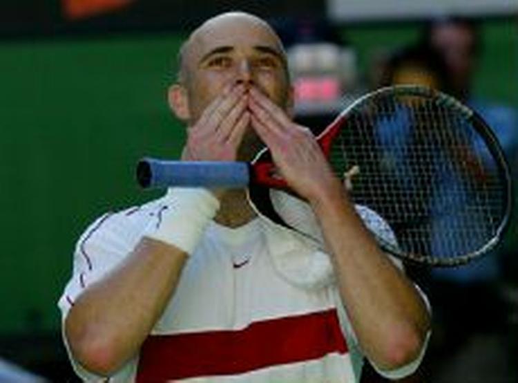André Agassi uddeler sejrskys efter sin sejr nummer 24 i Australian Open. - Foto: AP 