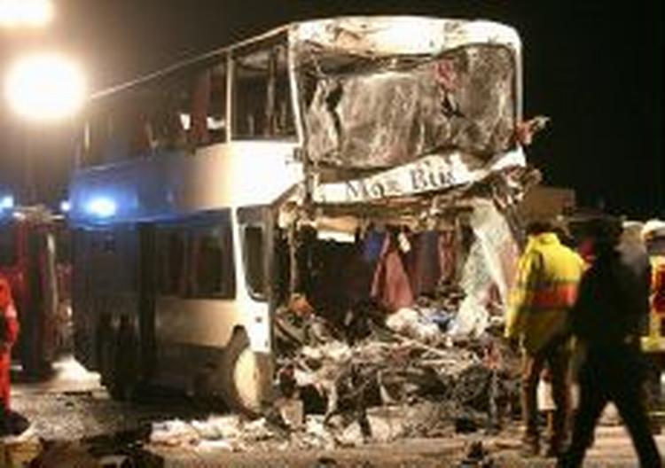 Den danske bus ramte to lastbiler, der på grund af en ulykke holdt stille nær en motorvejsafkørsel. - Foto: Jan-Peter Kasper 