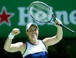 Lisa Raymond takkede efter kampen sin doublemakker, veteranen Navratilova, for at have givet hende troen på, at hun kunne slå Venus Williams. - Foto: AP 