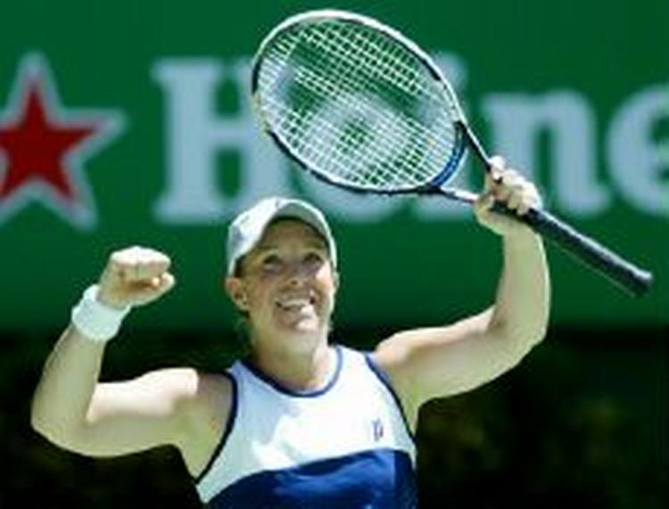 Lisa Raymond takkede efter kampen sin doublemakker, veteranen Navratilova, for at have givet hende troen på, at hun kunne slå Venus Williams. - Foto: AP 