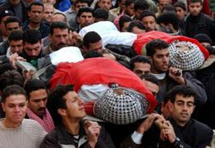 Palæstinensisk sørgeoptog i Gaza efter drabene på de to mænd. - Foto: AP 