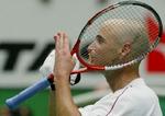 Agassi sender kys til publikum efter sejren over Srichaphan. - Foto: AP 