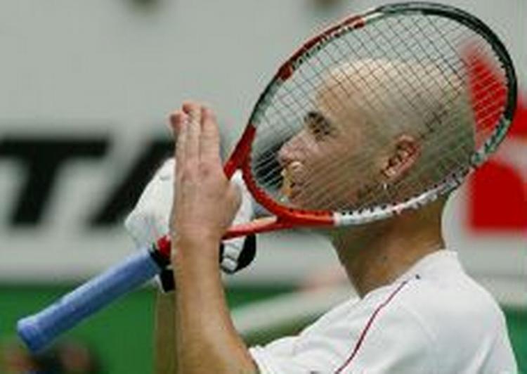 Agassi sender kys til publikum efter sejren over Srichaphan. - Foto: AP 