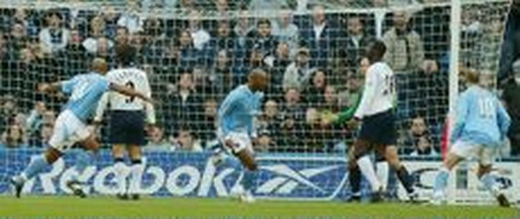 Anelka har bragt City foran efter 11 minutter. - Foto: AP 