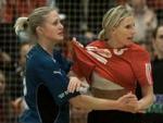 Viborgs Rikke Skov tager en svingom med Slagelses Mette Meldgaard. - Foto: Jens Dresling 