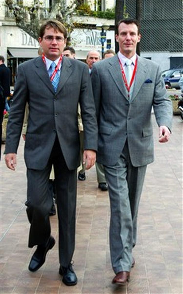Den danske kulturminister Brian Mikkelsen (K) (tv) og prins Joachim støtter den danske rock i Cannes. - Foto: AP 