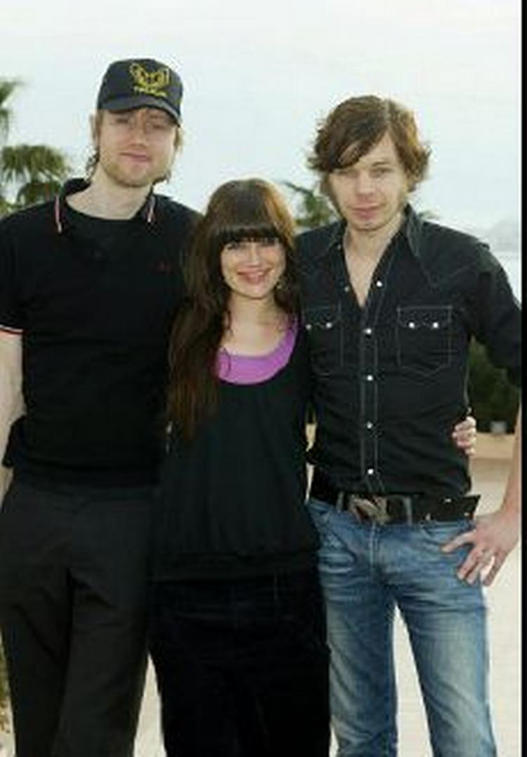 Forsanger Pernille Rosendahl i midten af Swan Lee, der endnu mangler at gøre seks sange færdige. - Foto: Johnny Frederiksen 