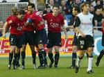Valencias Angulo (hvid) er slukøret efter selvmålet, der kostede point mod Osasuna. - Foto: AP 