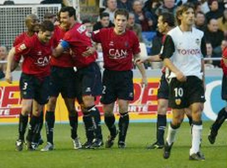 Valencias Angulo (hvid) er slukøret efter selvmålet, der kostede point mod Osasuna. - Foto: AP 