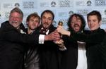 Peter Jackson nummer to fra højre fik prisen som bedste instruktør for sin præstation i 'Kongen vender tilbage'. - Foto: AP 