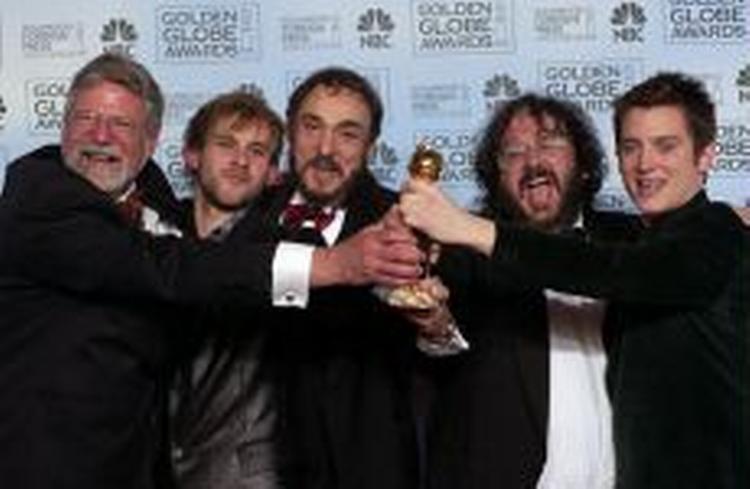 Peter Jackson nummer to fra højre fik prisen som bedste instruktør for sin præstation i 'Kongen vender tilbage'. - Foto: AP 