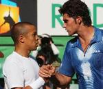 Den lille narrede den store. Marokkaneren Hicham Arazi var for stor en mundfuld for Mark Philippoussis. - Foto: AP 