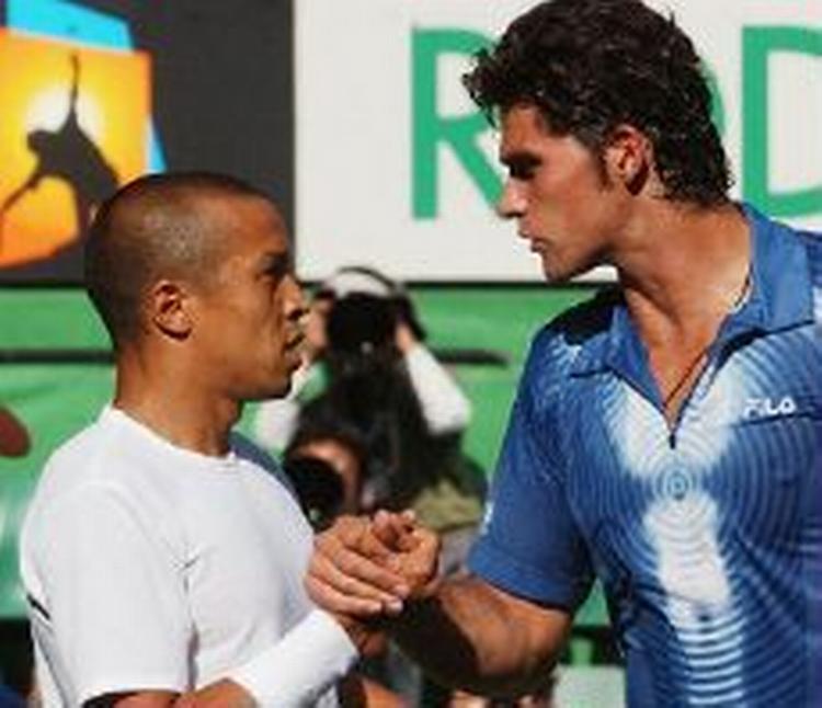 Den lille narrede den store. Marokkaneren Hicham Arazi var for stor en mundfuld for Mark Philippoussis. - Foto: AP 