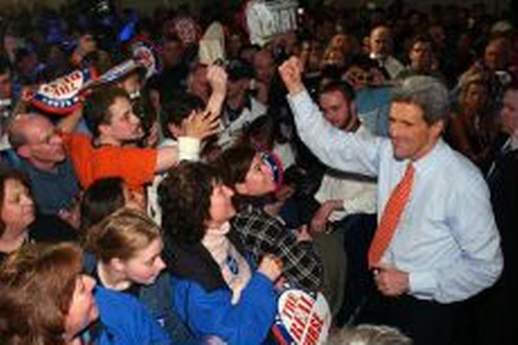 'Vi vil vinde den her nominering, vil vi ikke? Vi kan forandre USA, og det vil vi gøre', siger en euforisk Kerry efter sejren. - Foto: AP 