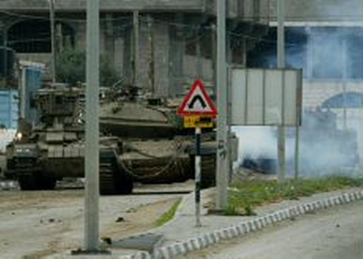 En israelsk kampvogn i kamp med palæstinensiske militante i udkanten af Gaza By. - Foto: AP 