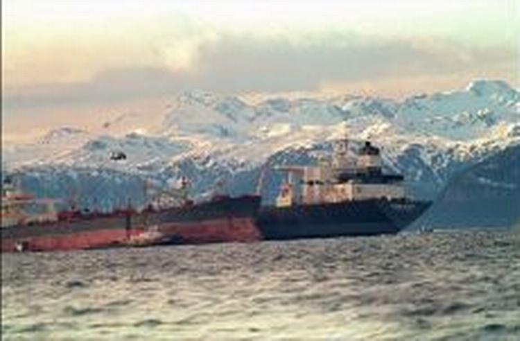 Tankeren Exxon Valdez sejlede på et rev i marts 1989. - Foto: AP 