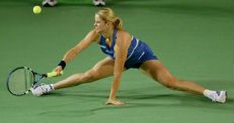 Kim Clijsters har problemer med en mindre ankelskade, men vandt en sikker sejr i semifinalen. - Foto: AP 