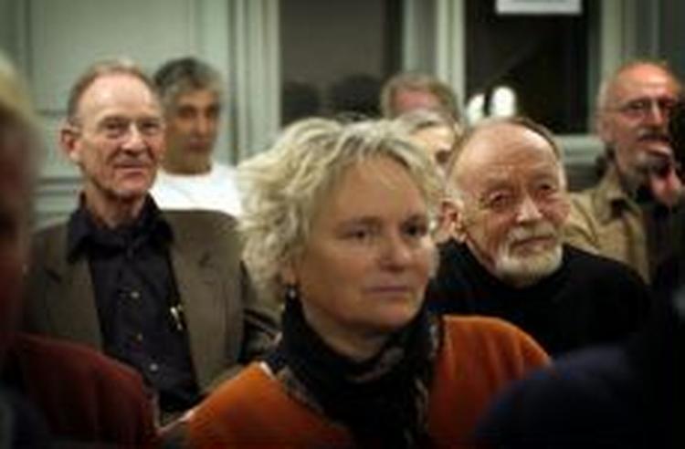 Tilhørerne, blandt andet Henrik Nordbrandt (tv), lytter til formand Rothsteins beretning under generalforsamlingen i Dansk Forfatterforenings lokaler på Christianshavn. - Foto: Jens Dresling 