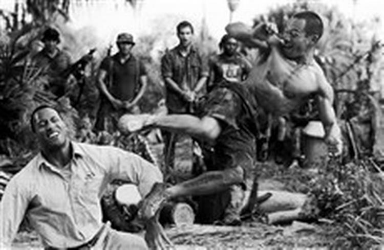 Dørmand. The Rock (tv.) har som genrens andre stjerner et temmelig begrænset register af ansigtsudtryk. Her forsøger han 'smerte'. - PR-foto: Nordisk Film 