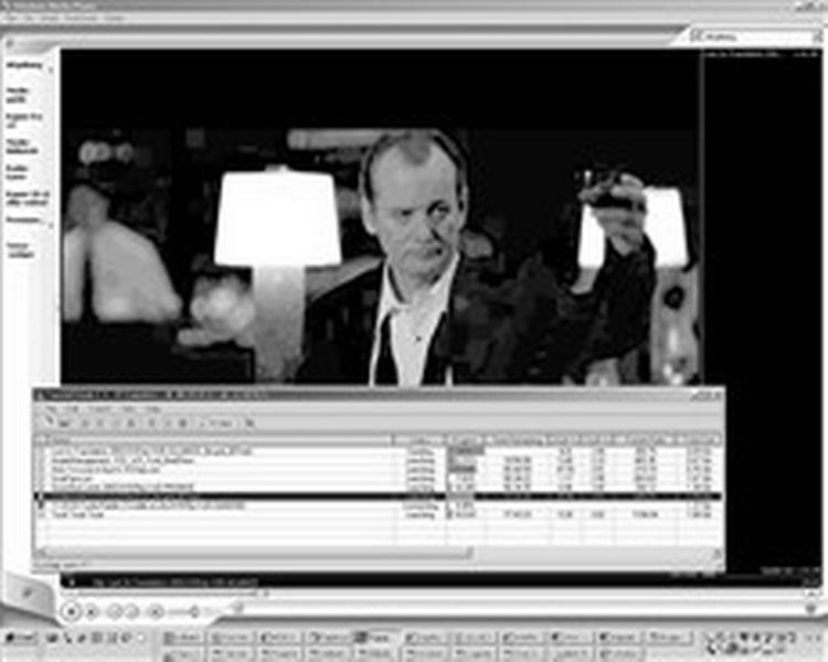 I baggrunden skåler Bill Murray i  Lost in Translations , mens listen over downloads, der er i gang, ses foran. 