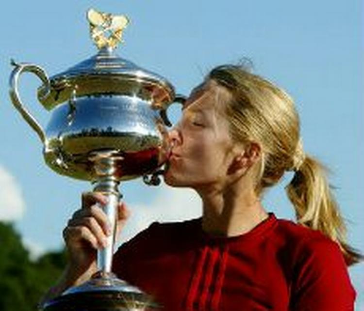 Justine Henin-Hardenne kysser pokalen. - Foto: AP 