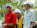 Thomas Bjørn (tv) lanver sjov med englænderen David Lynn på tredjedagen af turneringen i Bangkok. - Foto: AP 