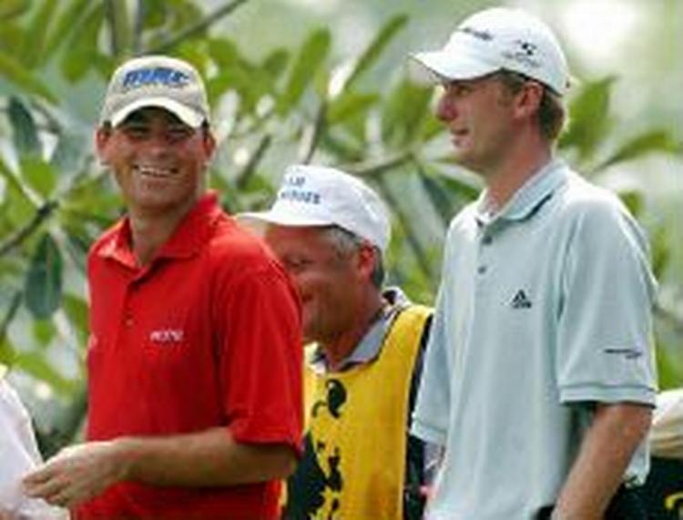 Thomas Bjørn (tv) lanver sjov med englænderen David Lynn på tredjedagen af turneringen i Bangkok. - Foto: AP 