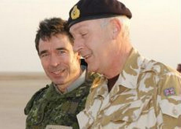 Anders Fogh Rasmussen mødtes også med den britiske major Andrew Stewart . - Foto: Rachel Ahner 
