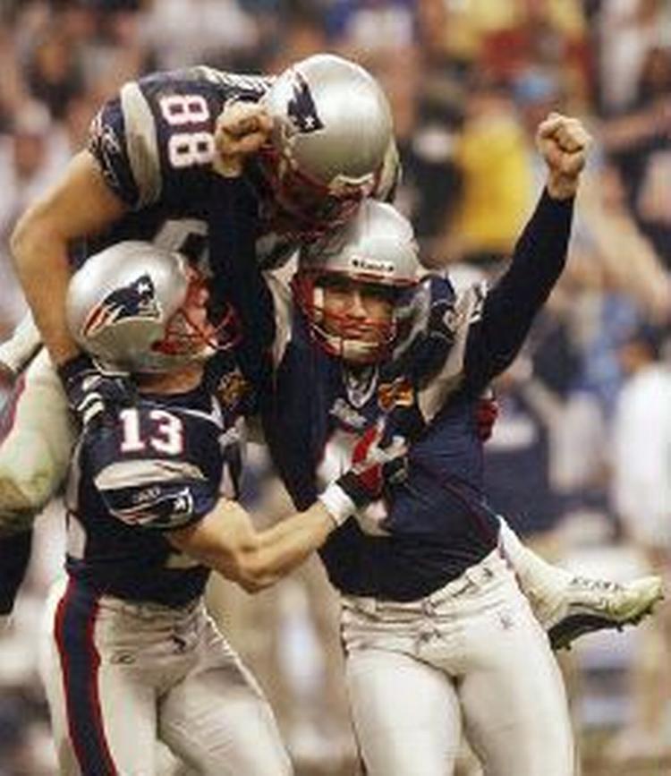 New Englands Adam Vinatieri scorer det afgørende mål. - Foto: AP 