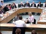 Tony Blair, i hvid skjorte, har meddelt, at grundlaget for krigen mod Irak skal kulegraves. - Foto: AP 