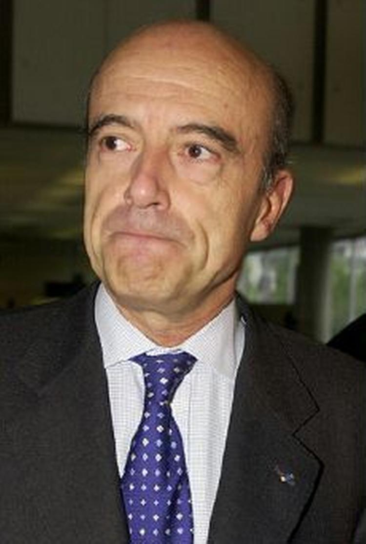Alain Juppé ankommer her til den domstol i en forstad til Paris, som endte med at dømme den tidligere premierminister for korruption. - Foto: AP 