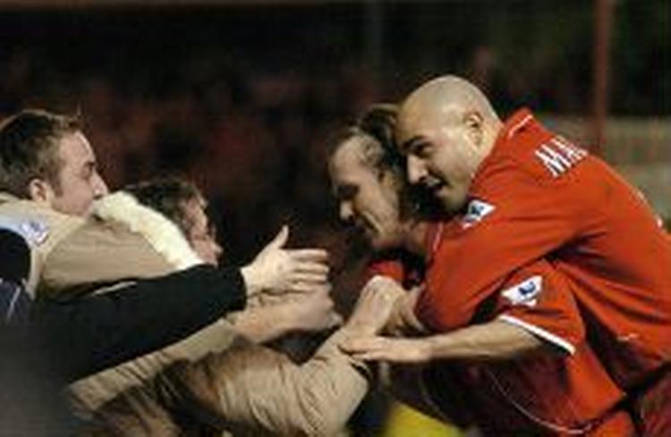 Hollænderen Zenden har Maccarone på ryggen efter målet til 1-0. - Foto: AP 