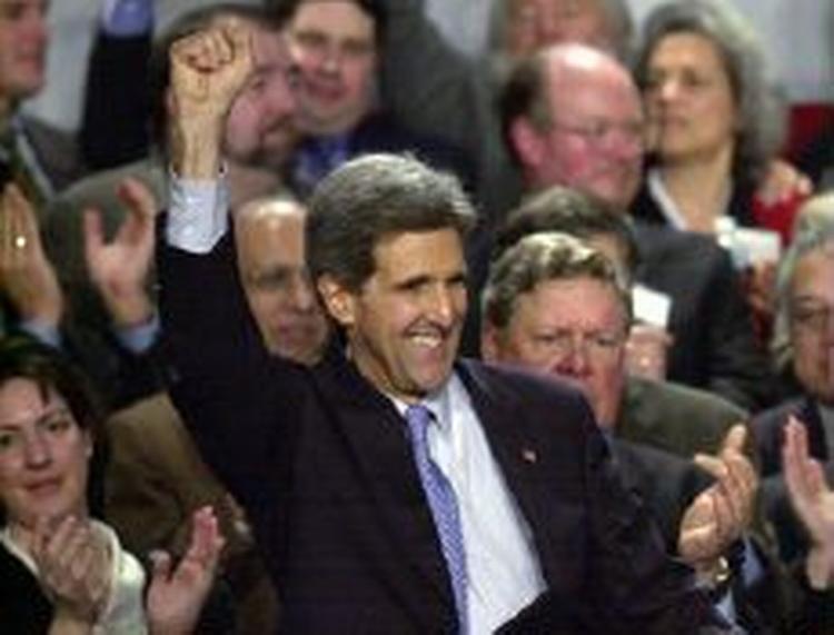 »Vi vil ikke tage noget for givet. Vi vil konkurrere over det hele. Og i november vil vi slå George Bush«, sagde Jonn Kerry sin sejr. - Foto: AP 